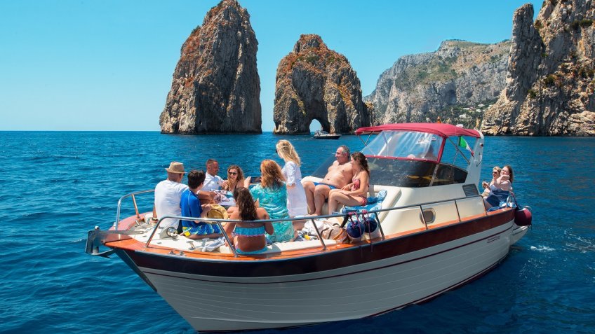 Escursione in barca a Sorrento, Capri e Grotta Azzurra Fun & Swim – Tour half day (MAX 12 PERSONE)